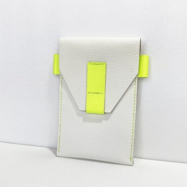 シュリンク牛革のスマホケース（ホワイト×ネオンイエロー）