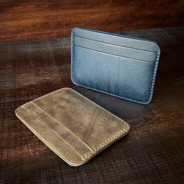 《３ポケット／内張りなし》レザーカードホルダー（アマゾニア）