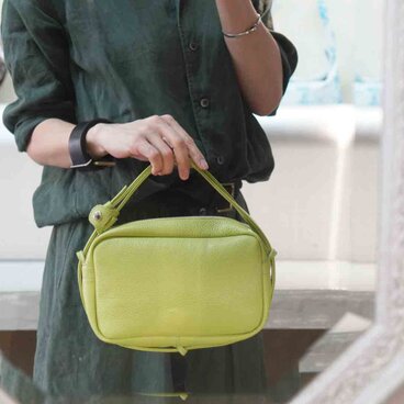 ライムグリーン・２WAY機能ポシェットLサイズ◎内装キーホルダー付き：ポケット機能充実しています★