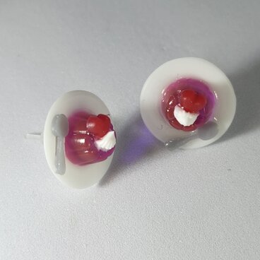 ポップなネオンカラーのゼリーのピアス（グレープ）