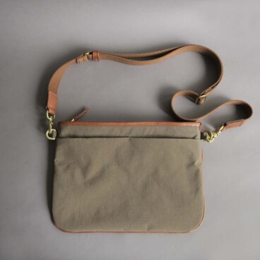 n×l flat shoulder bag (greige×brown)