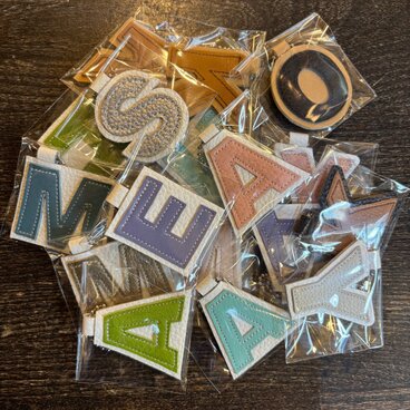 「本革×ステッチの個性派！選べるイニシャルキーホルダー」