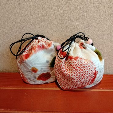 着物　絞りはまぐり巾着（ミニ）白・橙系
