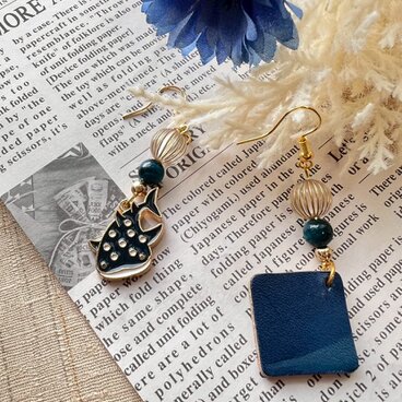 海の色をイメージした革とジンベイザメのピアス。