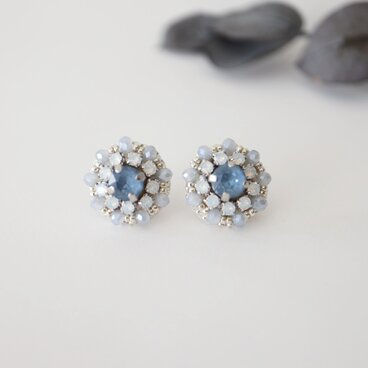 クリスタルビジュー刺繍ピアス(ペールブルー)／誕生日・プレゼントにも