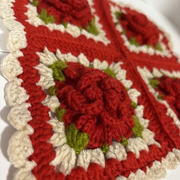 かぎ針編み ぷっくり薔薇のマルチカバー ローズレッド ギフト