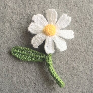 お花の編みブローチ　デイジー　o275