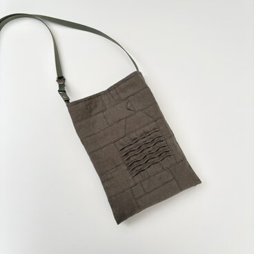 小さな布たちのポシェット　カーキ