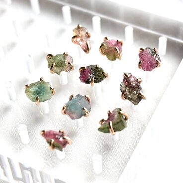 【★SALE】石が選べる・原石トルマリンの14kgfスタッドピアスM（片耳・1本）・バイカラー