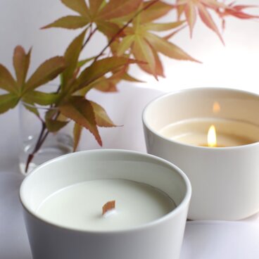 「しろの音」木芯と白い陶器のシンプルなアロマキャンドル