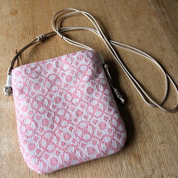 リネンの光沢が美しい手織りスマホポシェット【M】ピンク