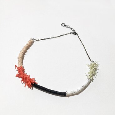 ５色の糸のチョーカー