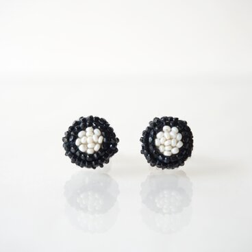 【tiny-black×white】アンティークビーズ刺繍ピアス