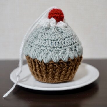 【オーダーOK】いちごカップケーキの巾着袋 かぎ編み スイーツ プチギフト