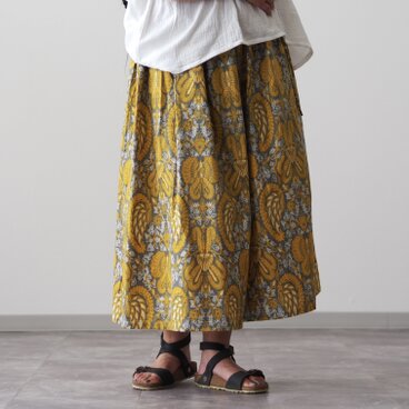 サイドの貝ボタンがポイント/ペイズリー柄ロングスカート