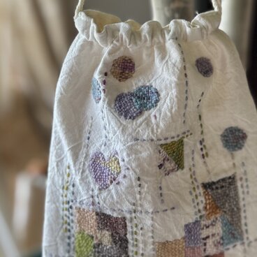 ダーニング刺しゅうの巾着袋