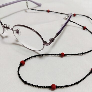 夏期間値下げ漆塗り玉とオニキスビーズのグラスコード（メガネチェーン）のコピー