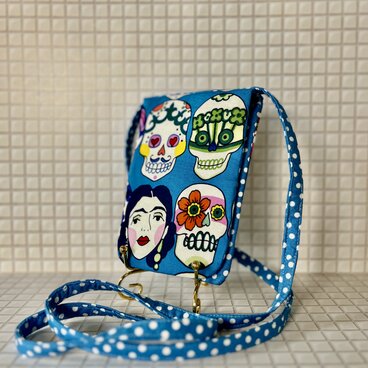 持ち歩きに便利　スマホケース　サコッシュ　ショルダーポーチ型