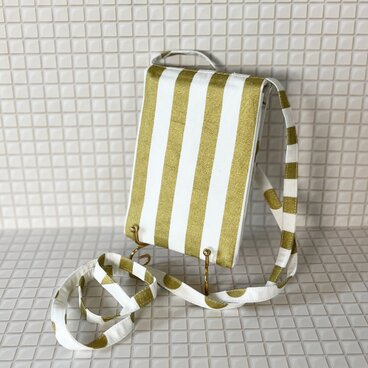 持ち歩きに便利　スマホケース　サコッシュ　ショルダーポーチ型