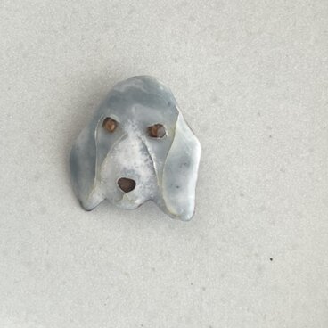 垂れ耳犬のブローチ(七宝焼)