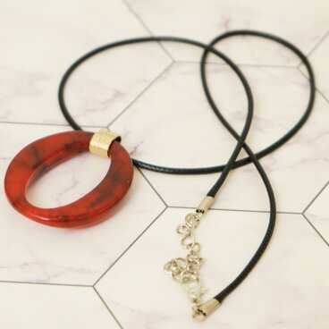 真っ赤なパーツが目を惹く大きめデザイン【ネックレス】