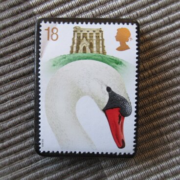 イギリス　スワン切手ブローチ10453