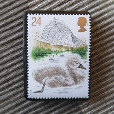 イギリス　スワン切手ブローチ10454