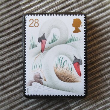 イギリス　スワン切手ブローチ10455