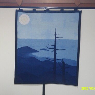 藍染のキルトと刺繍のタペストリー