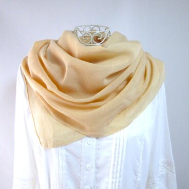 草木染め・梅染め・薄手ウール・大判ロングストール・お肌に馴染むクリームベージュ