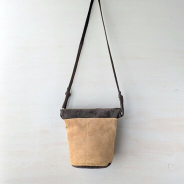 【一点物】ピッグスエードの丸底ポシェット ライトキャメル