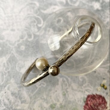 大粒パールのシルバーバングル