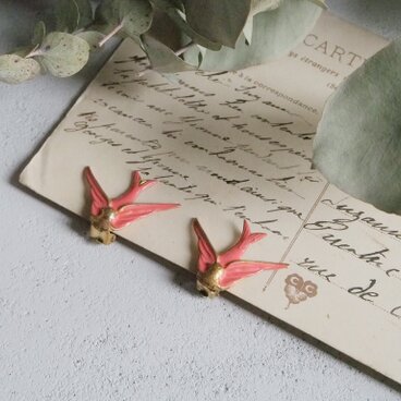 柔らかなピンク色の鳥のエナメルイヤリング