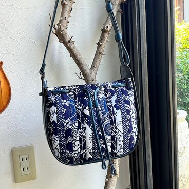 革と古布のパッチワーク オーバルショルダー（ネイビーの革と浴衣生地） 01019-04