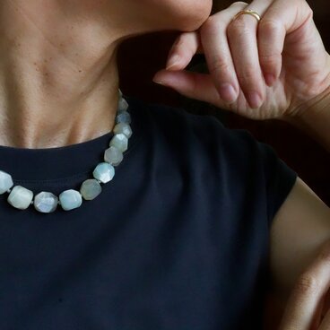 ニュアンスカラー。ムーンストーンのネックレス