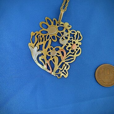 軽い感じのペンダント