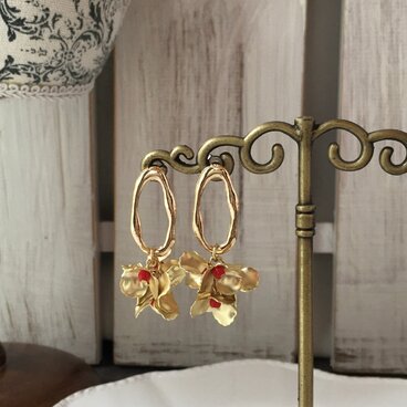 ヴィンテージ ガラス ビーズ の フラワー チタン ピアス