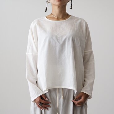 シンプルなシアーシャツ