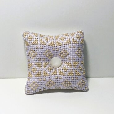 クロスステッチの小さめピンクッション・ラベンダー