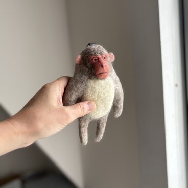 目を開けるニホンザルのキーホルダー2