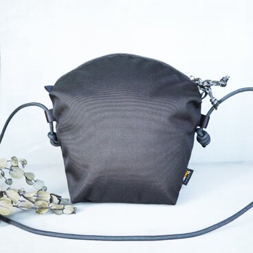 【撥水＋大容量】CORDURA® 丸型  ナイロン ロングショルダーバッグ／サコッシュ〈肩パッド付き・調節可能〉