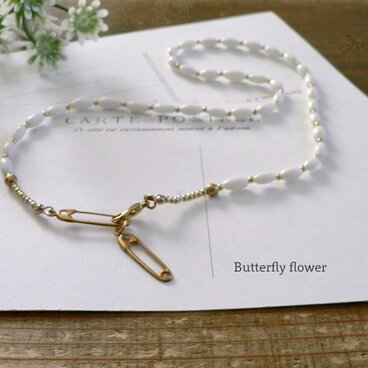 Japan Vintage Beads : 白いライスビーズと安全ピンの首飾り　　　** White Necklace **