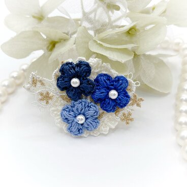 Kobana/小花のブーケブローチ/ブルー