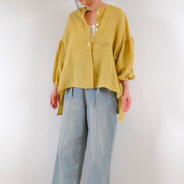 やわらかリネン100％ バンドカラー ギャザースリーブ ブラウス/グレイッシュイエロー