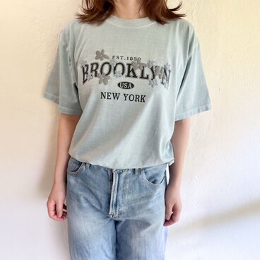 【くすみ×くすみ】大人のカレッジロゴTシャツ/大人カジュアル/サックスブルー