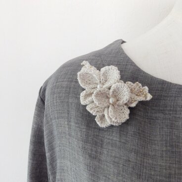ニット・薄グレーの花のブローチ