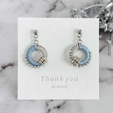 【色糸×ラメ糸＊リングスイングピアスorイヤリング＊シルバー・サックスブルー】