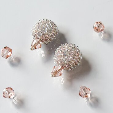 〈3色展開〉たっぷりの透明ビーズ×サーモンピンクビーズが かき氷のように涼しげな ビーズ刺繍ピアス/イヤリング