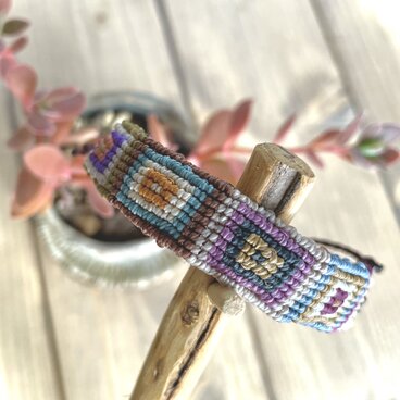 パッチワークの様なマクラメブブレスレット