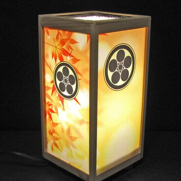 ◆家紋の宿り木=「丸に梅鉢」(家紋変更可）／美を高めるラミネート／LED昼白色･桧枠造・フイルム加工・軽量／至福の灯火!!